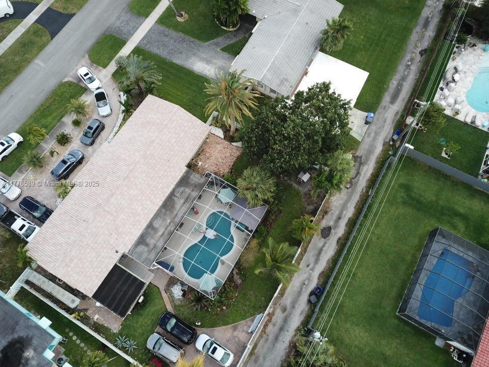 HOLLYWOOD HILLS - Residential