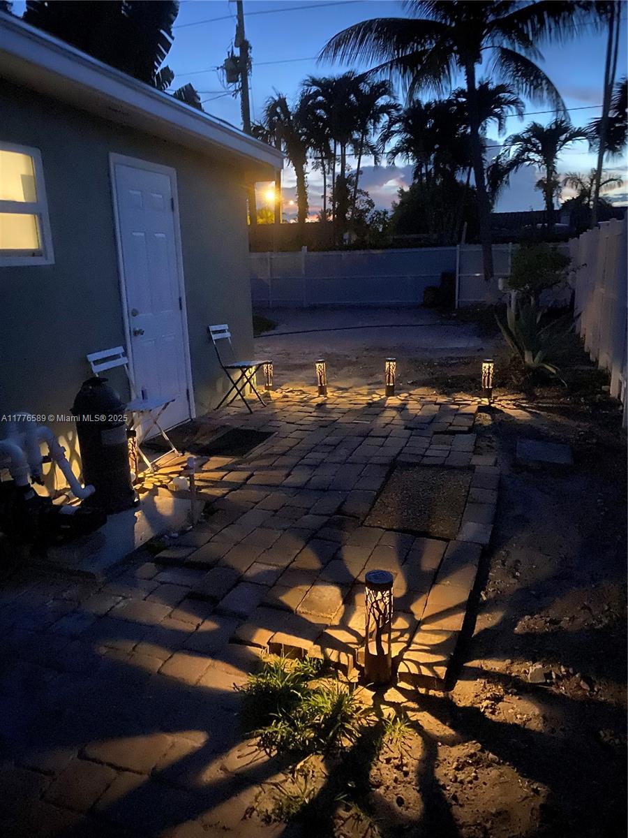 HOLLYWOOD HILLS - Residential