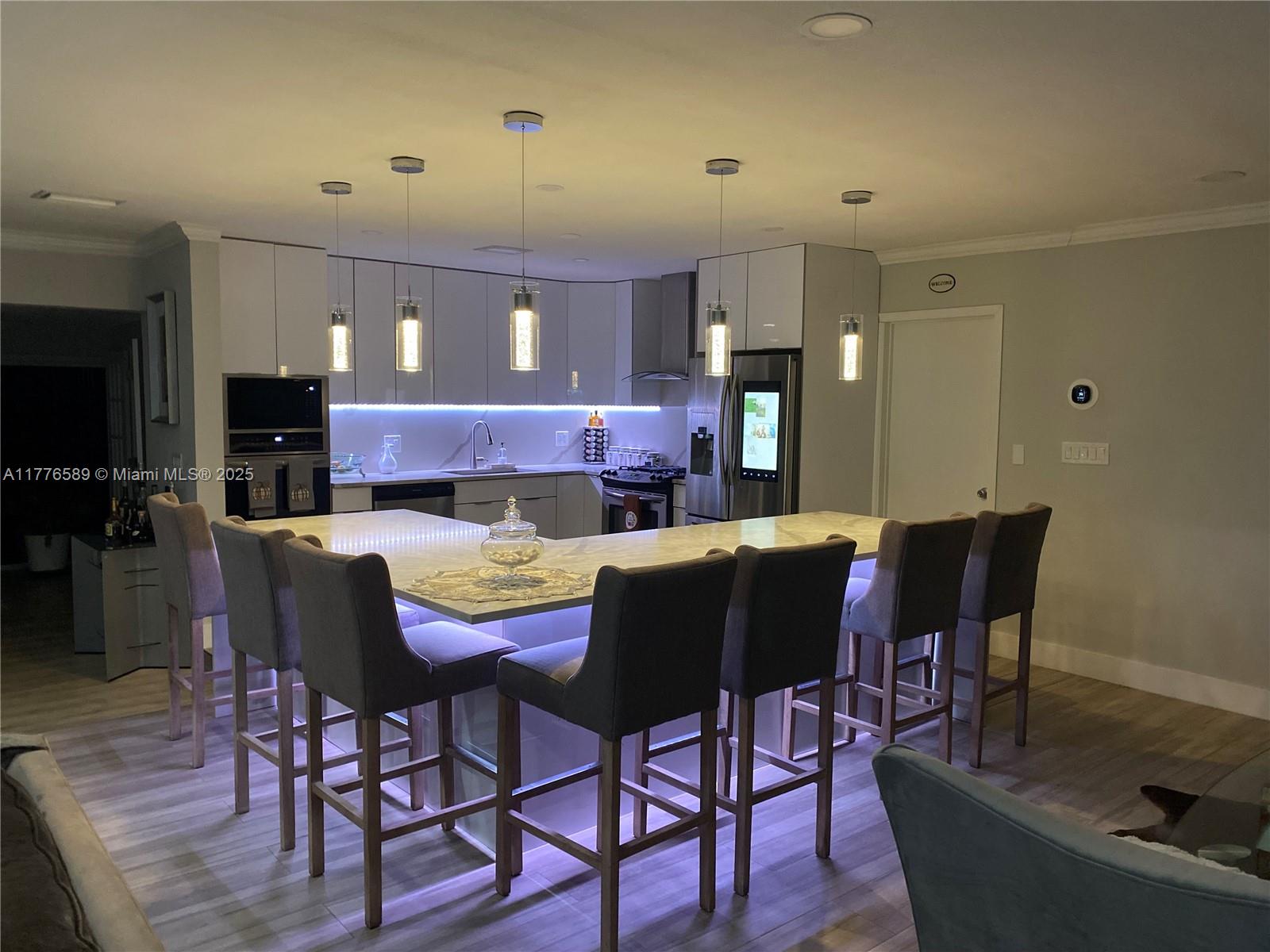 HOLLYWOOD HILLS - Residential