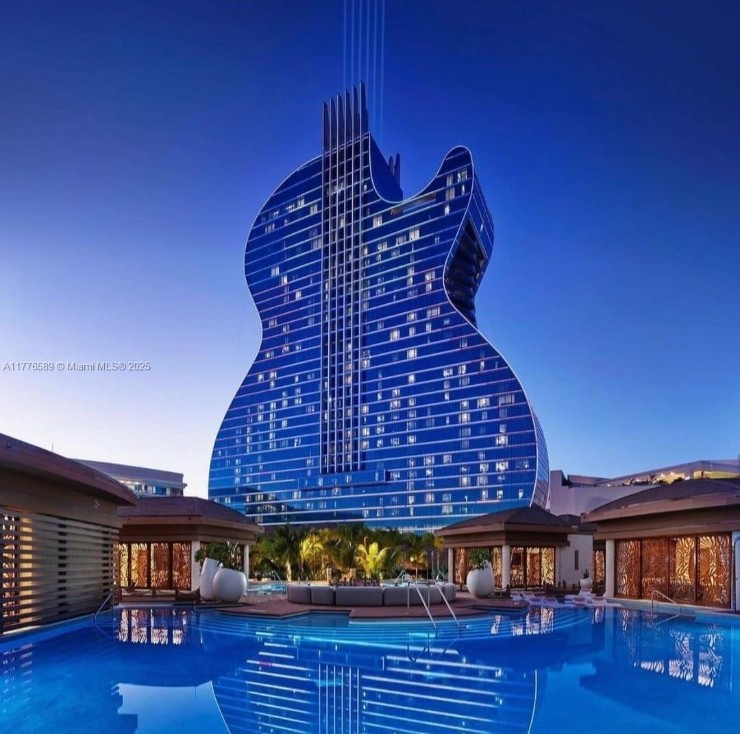HOLLYWOOD HILLS - Residential
