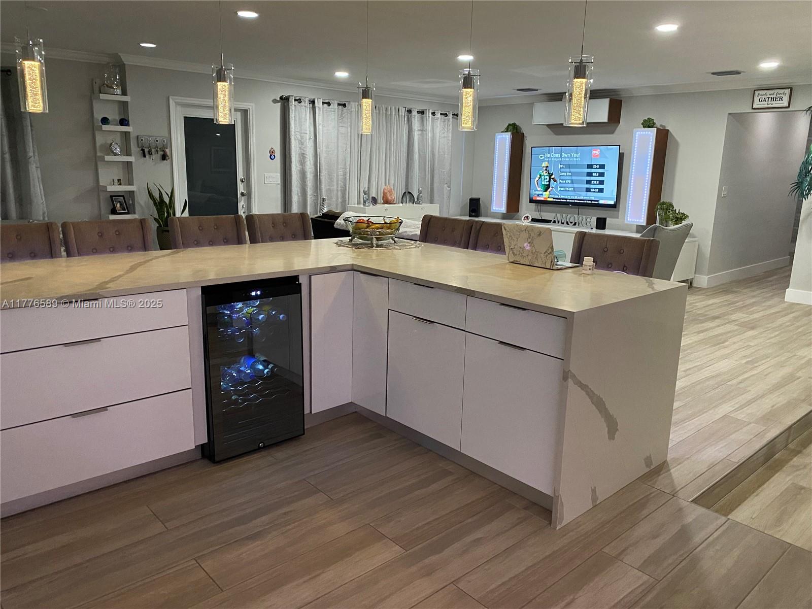HOLLYWOOD HILLS - Residential