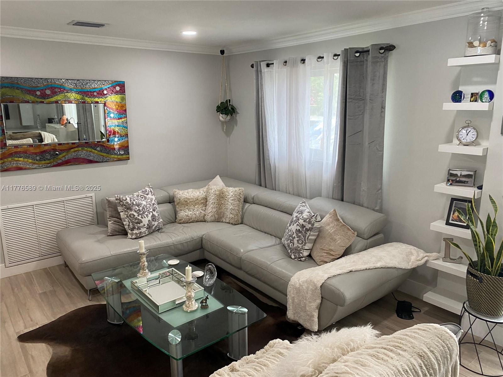 HOLLYWOOD HILLS - Residential