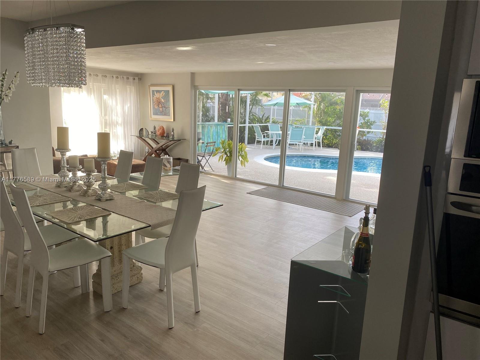 HOLLYWOOD HILLS - Residential