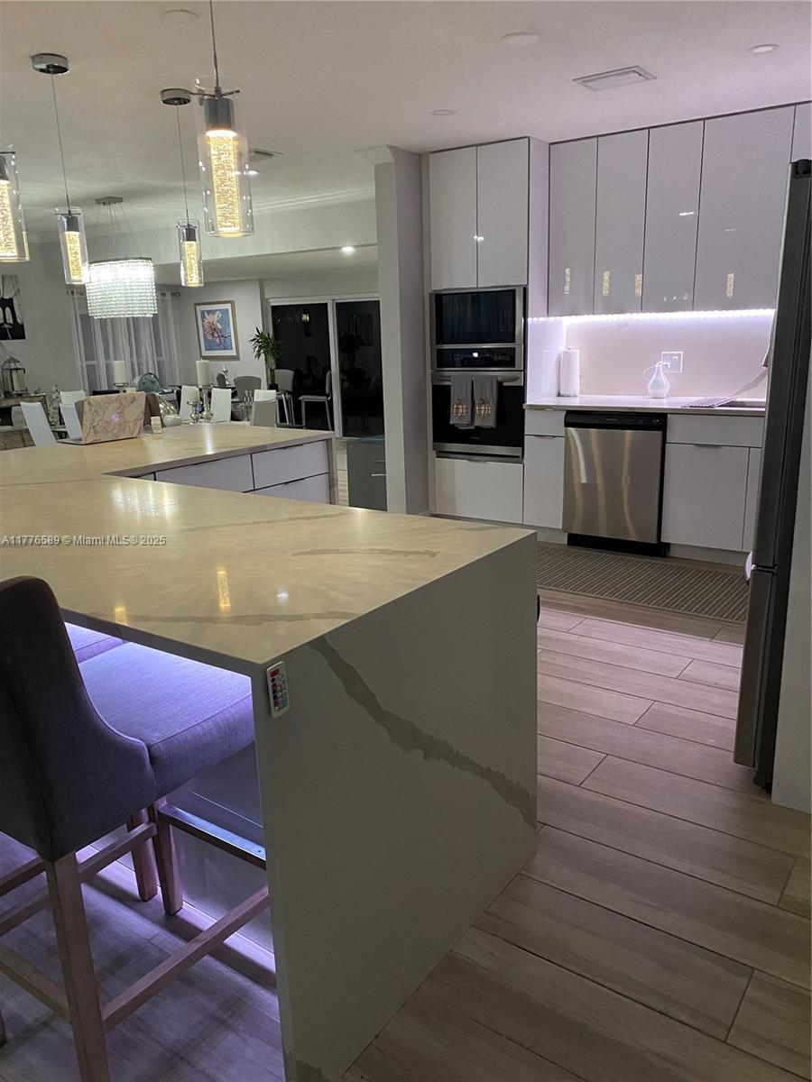 HOLLYWOOD HILLS - Residential