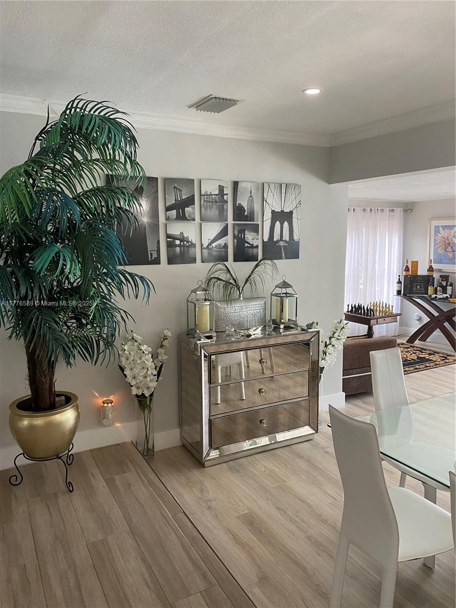 HOLLYWOOD HILLS - Residential