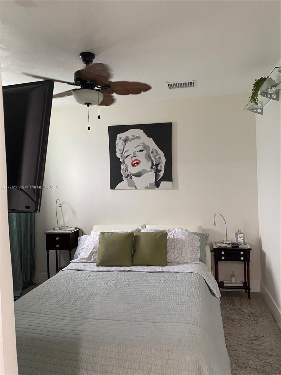 HOLLYWOOD HILLS - Residential