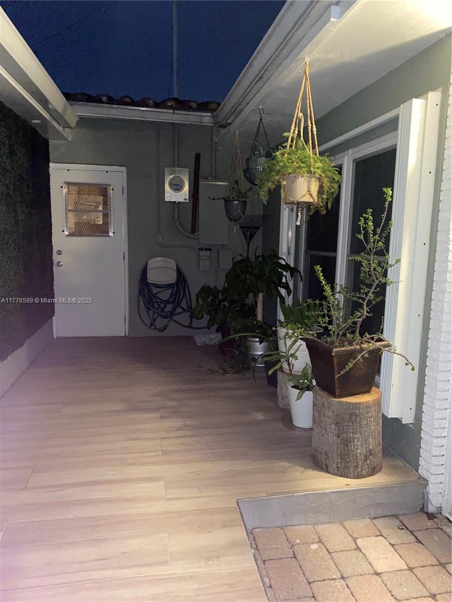 HOLLYWOOD HILLS - Residential