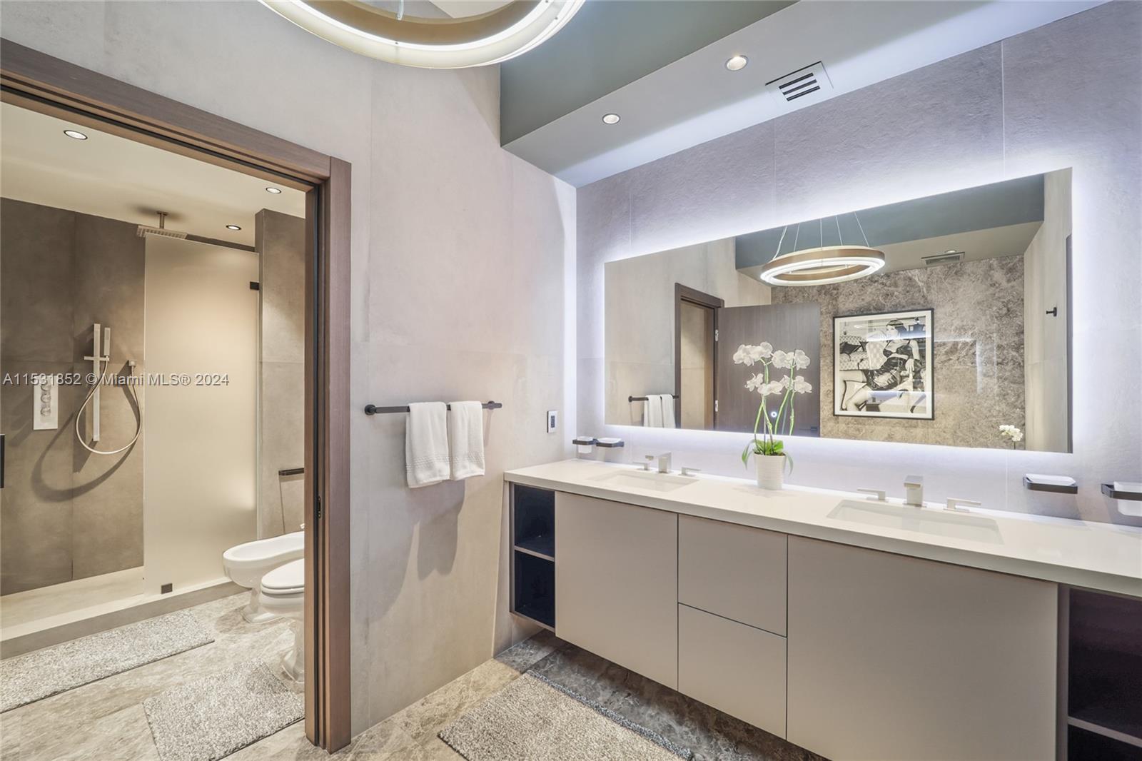 CONTINUUM ON SOUTH BEACH - Residential