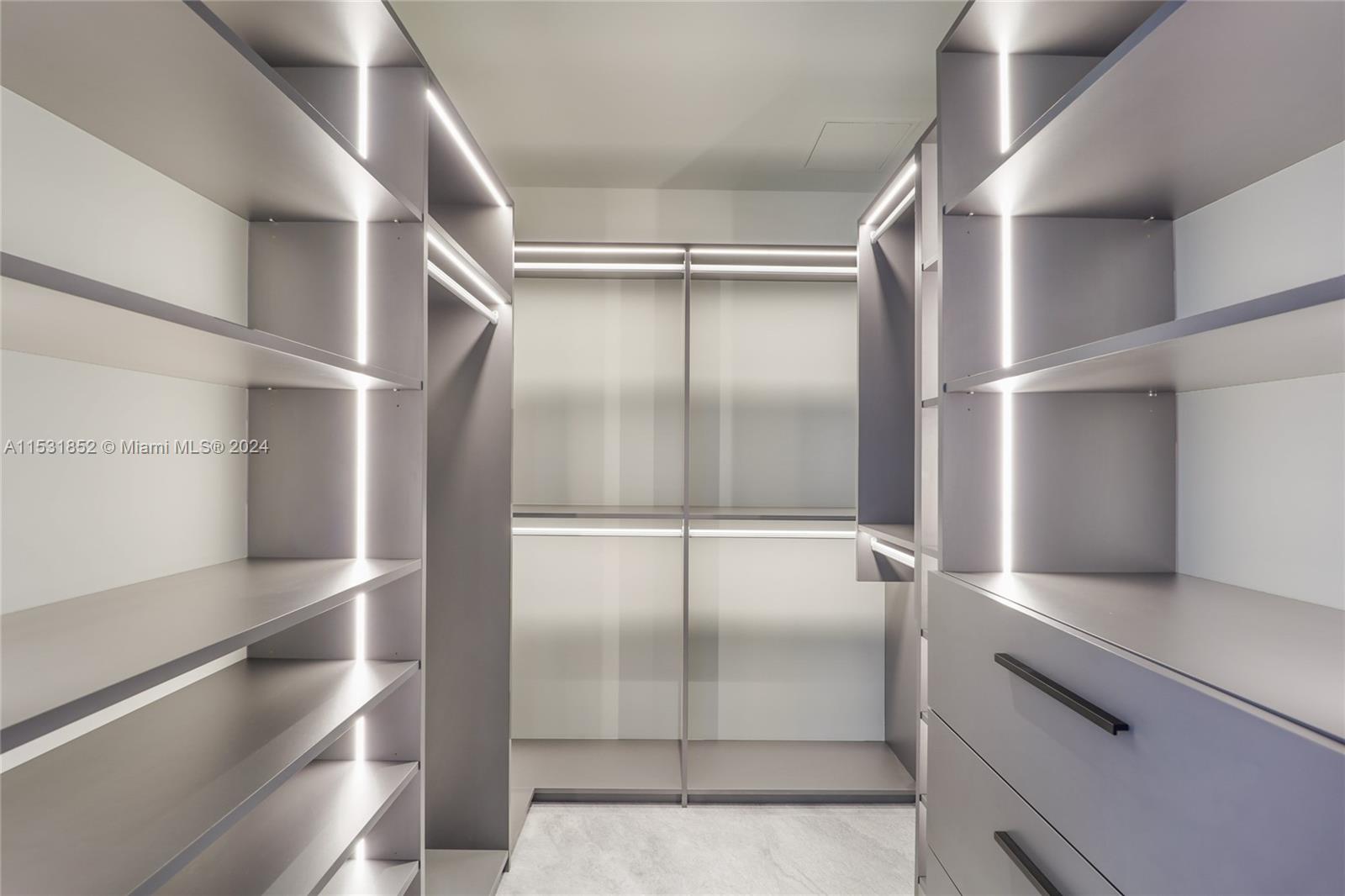 CONTINUUM ON SOUTH BEACH - Residential