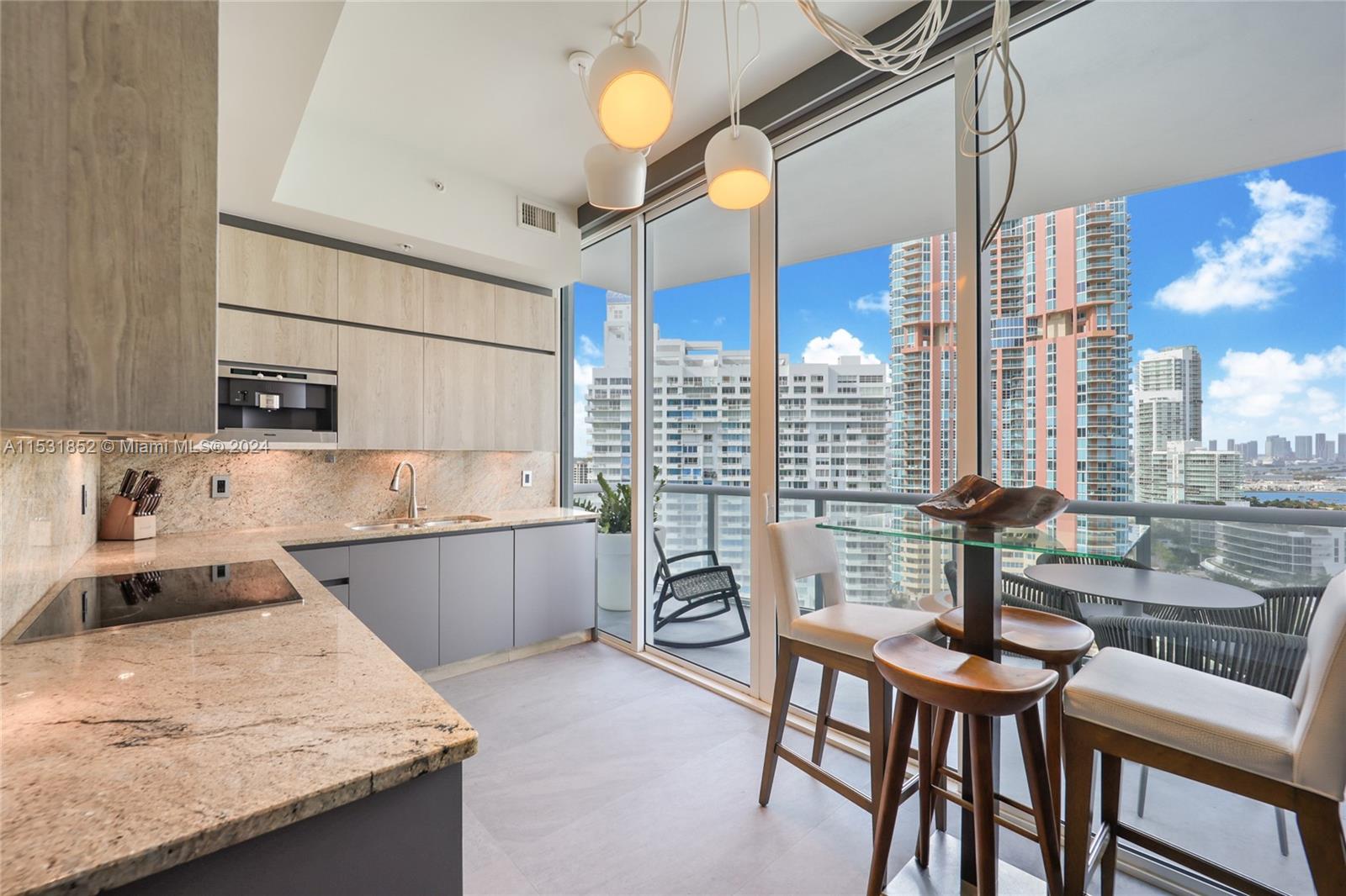 CONTINUUM ON SOUTH BEACH - Residential