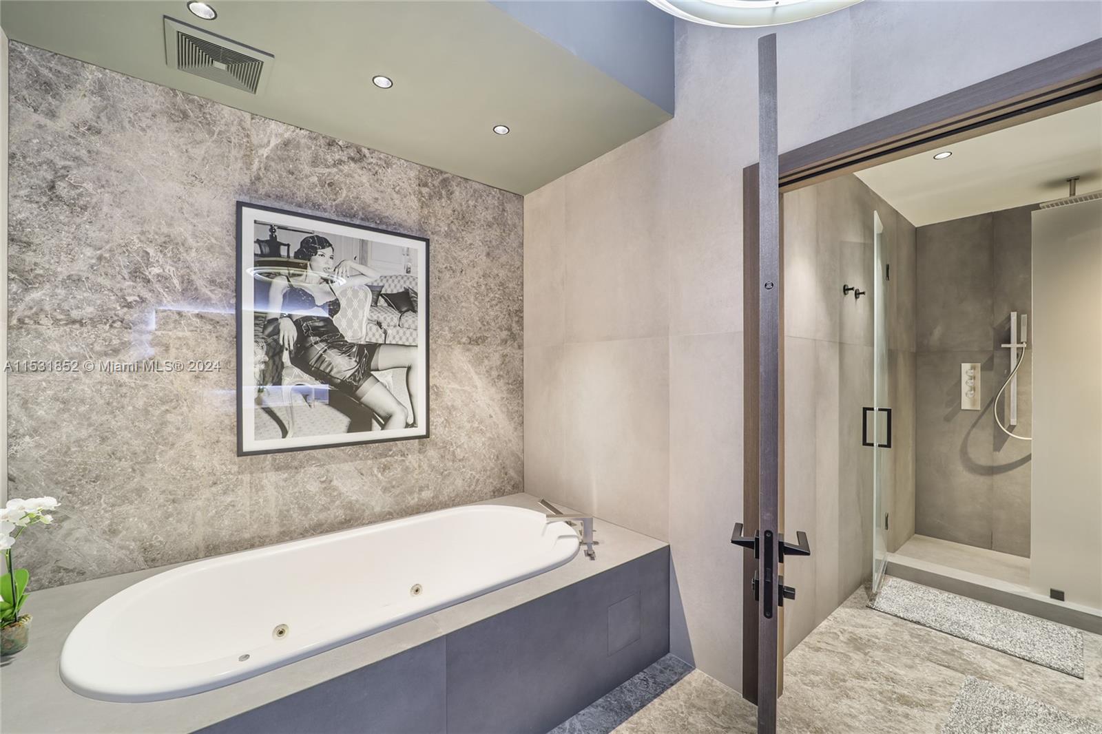 CONTINUUM ON SOUTH BEACH - Residential