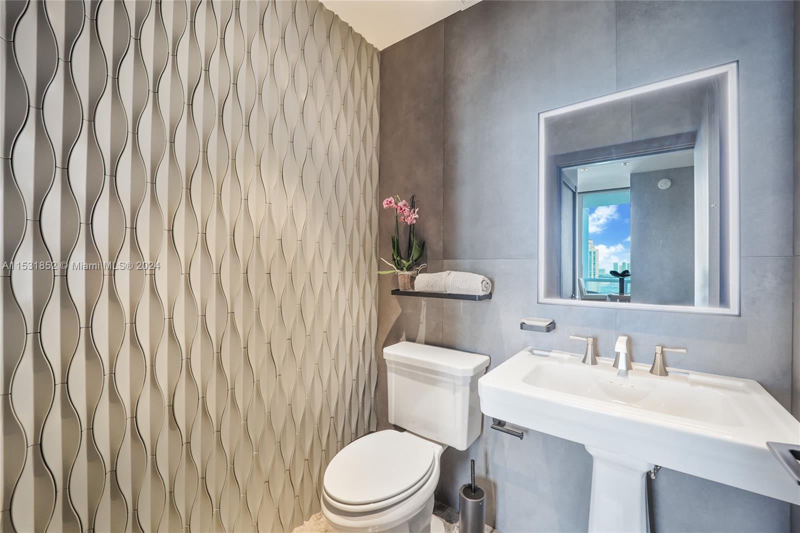 CONTINUUM ON SOUTH BEACH - Residential