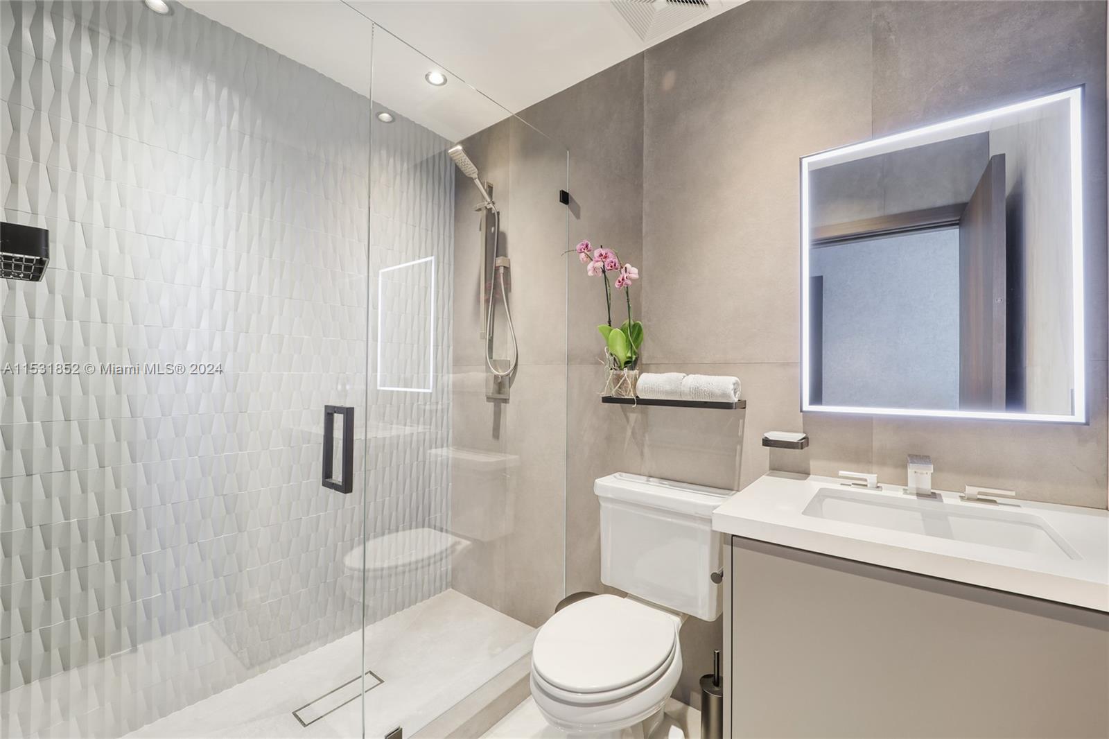 CONTINUUM ON SOUTH BEACH - Residential