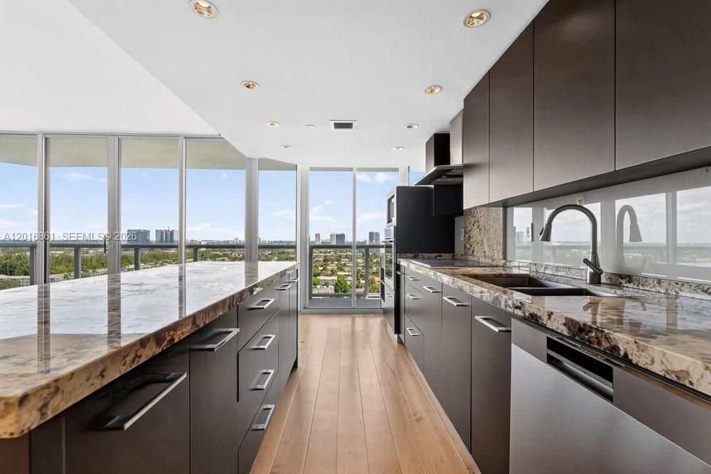HARBOR TWS AT THE WATERWA - Residential