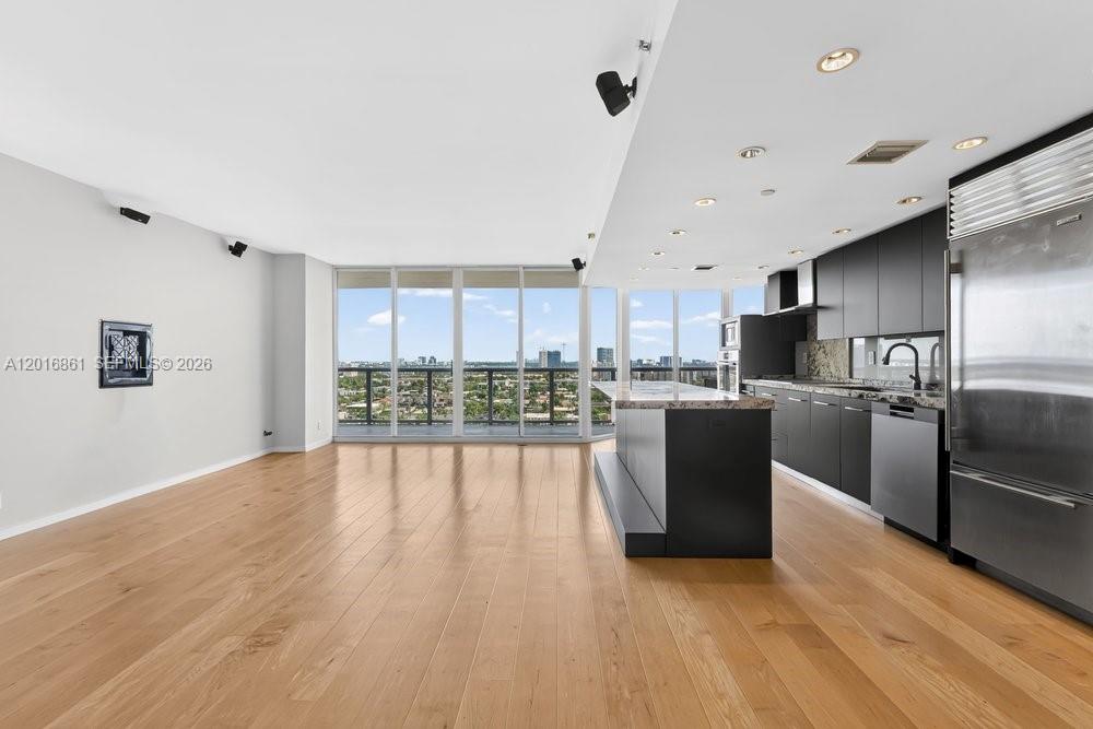HARBOR TWS AT THE WATERWA - Residential