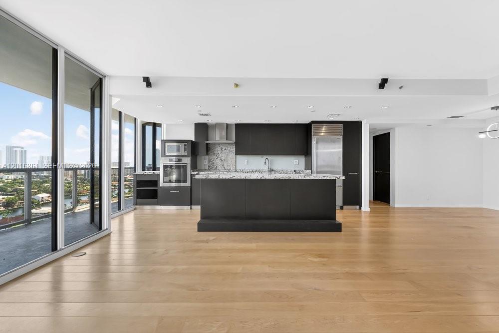 HARBOR TWS AT THE WATERWA - Residential