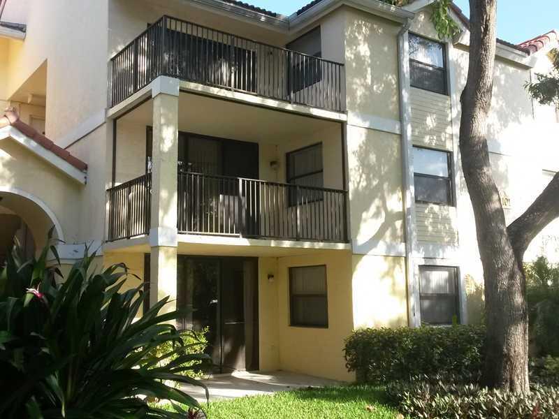 BEAUTIFUL ONE BEDROOM UNIT! WOOD LAMINATE FLOORS THROUGHOUT. WALK-IN CLOSET. CENTRAL LOCATION IN PLANTATION, GREAT SCHOOLS AND MANY AMMENITIES TO ENJOY, RENT INCLUDES WATER. GATED COMMUNITY.
