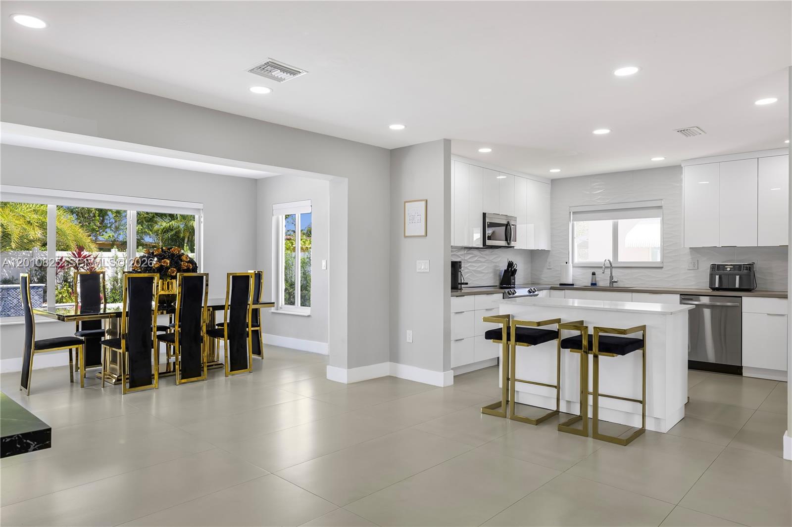COUNTRY CLUB HOMES - Residential