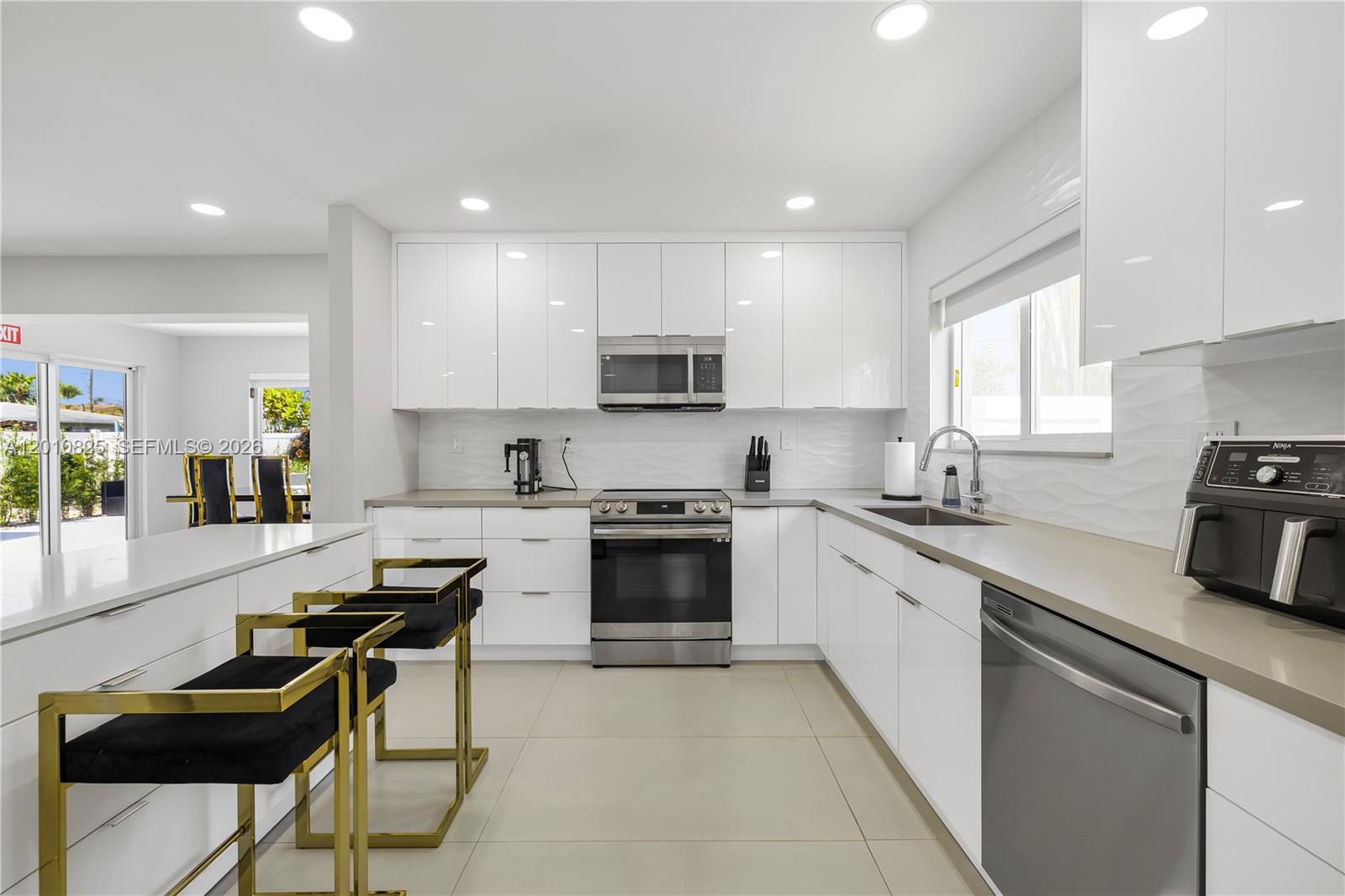 COUNTRY CLUB HOMES - Residential