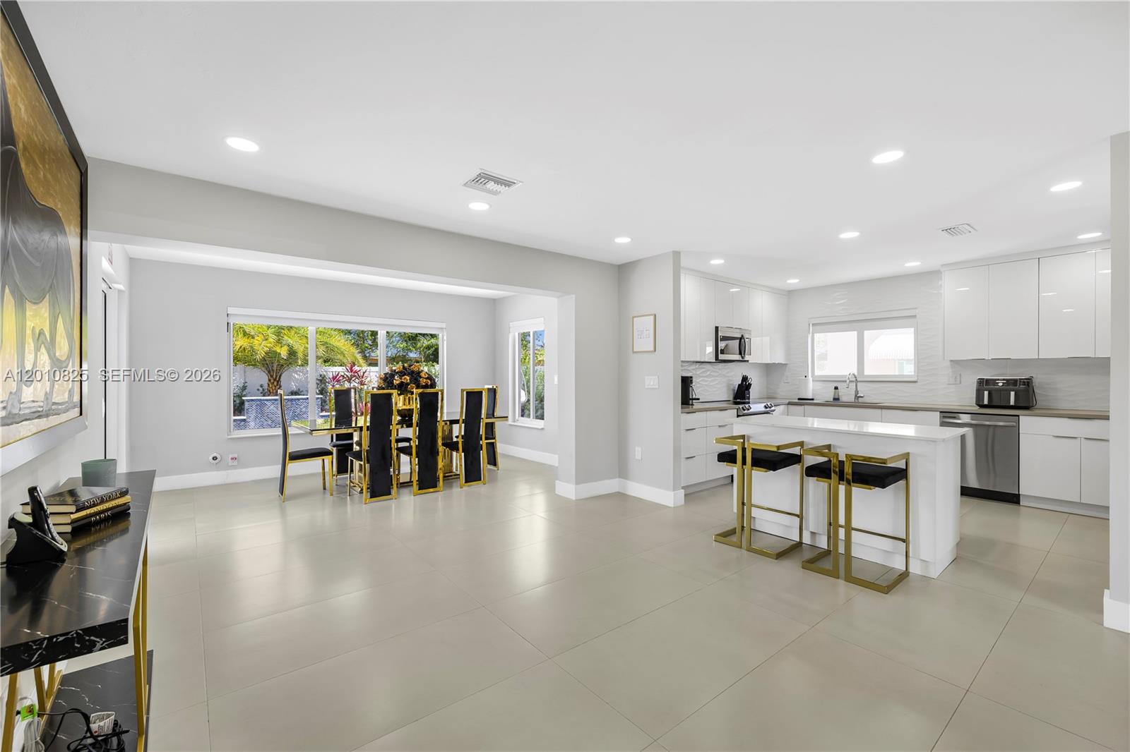 COUNTRY CLUB HOMES - Residential