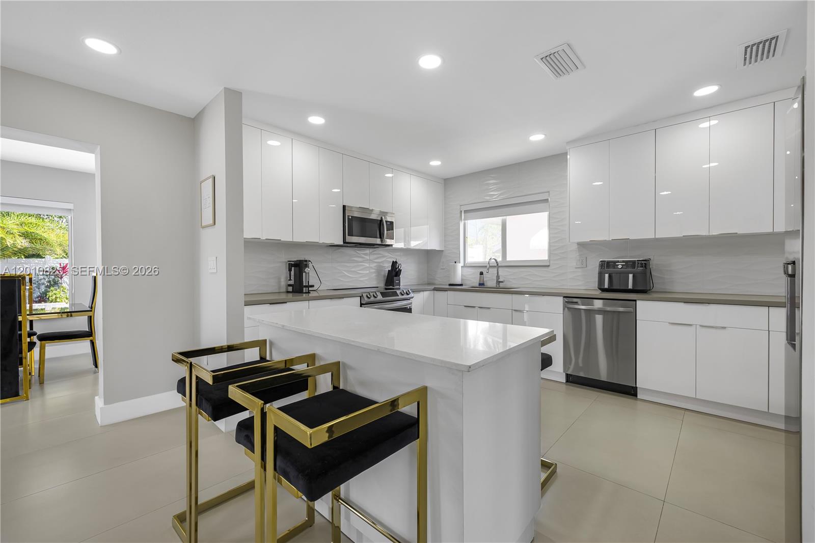 COUNTRY CLUB HOMES - Residential