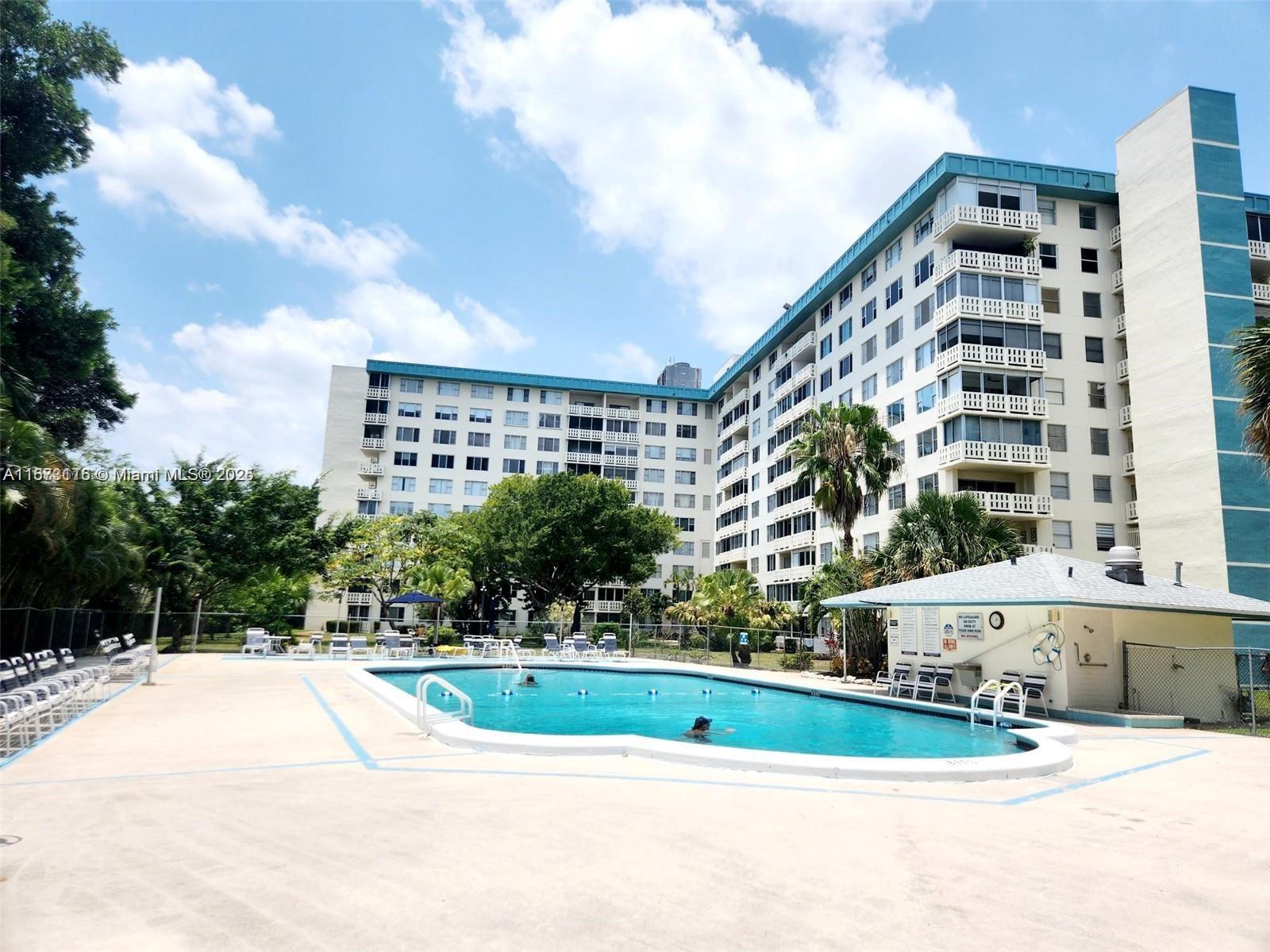 4330 Hillcrest Dr 414, Hollywood, Broward County, Florida - 2 Bedrooms  
2 Bathrooms - 