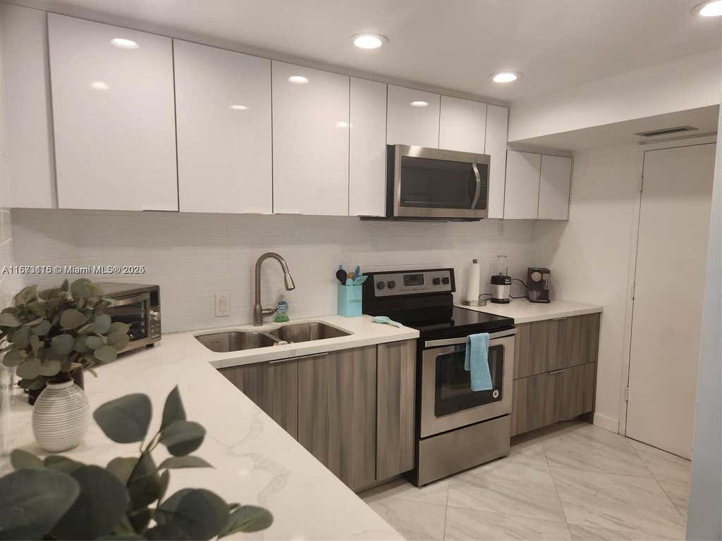 Photo of 4330 Hillcrest Dr #414, Hollywood, FL 33021 (MLS # A11673116)