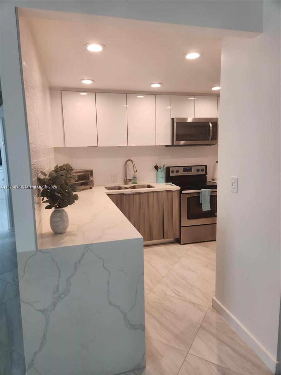 HILLCREST EAST NO 23 COND - Residential
