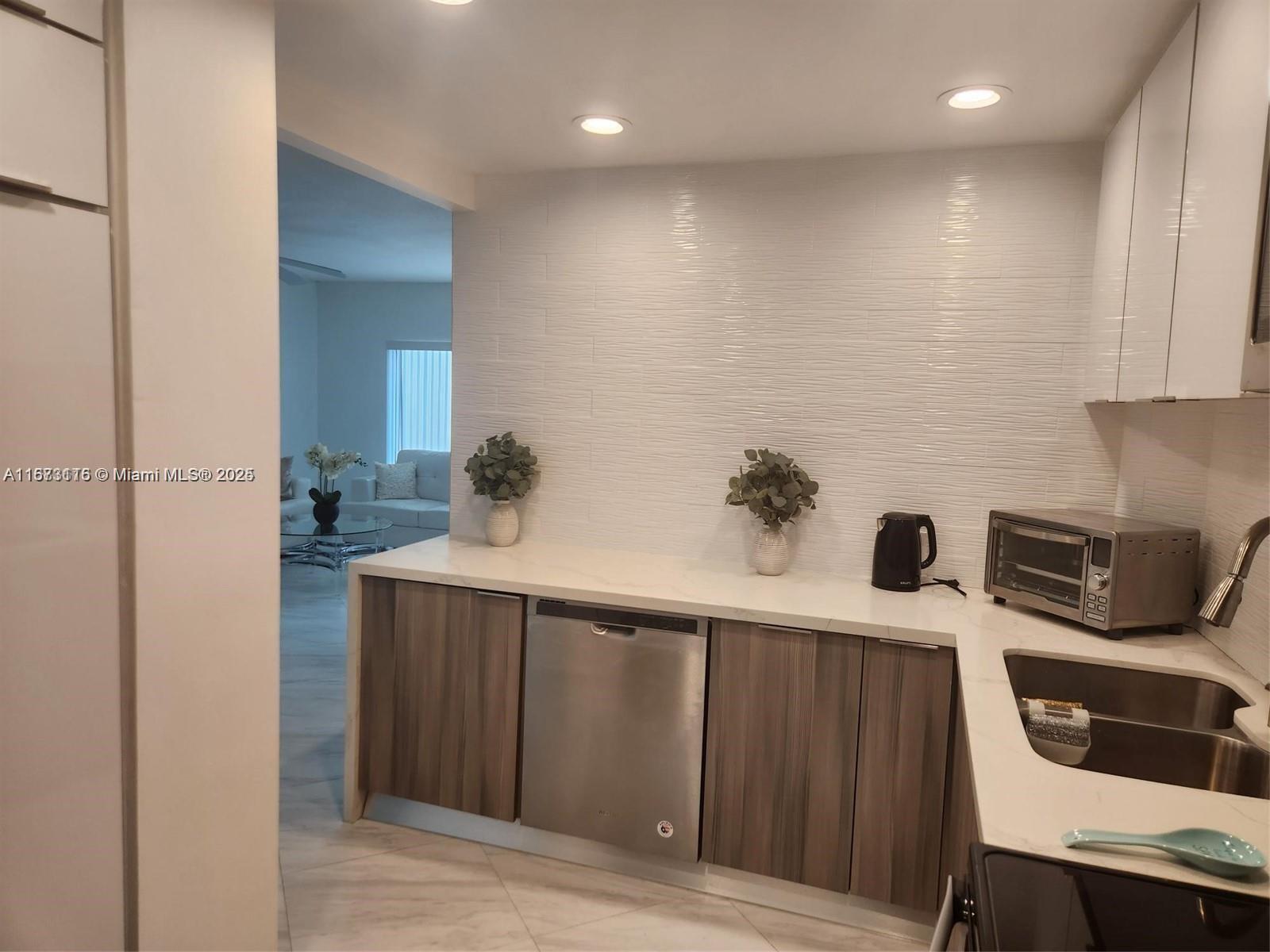 HILLCREST EAST NO 23 COND - Residential