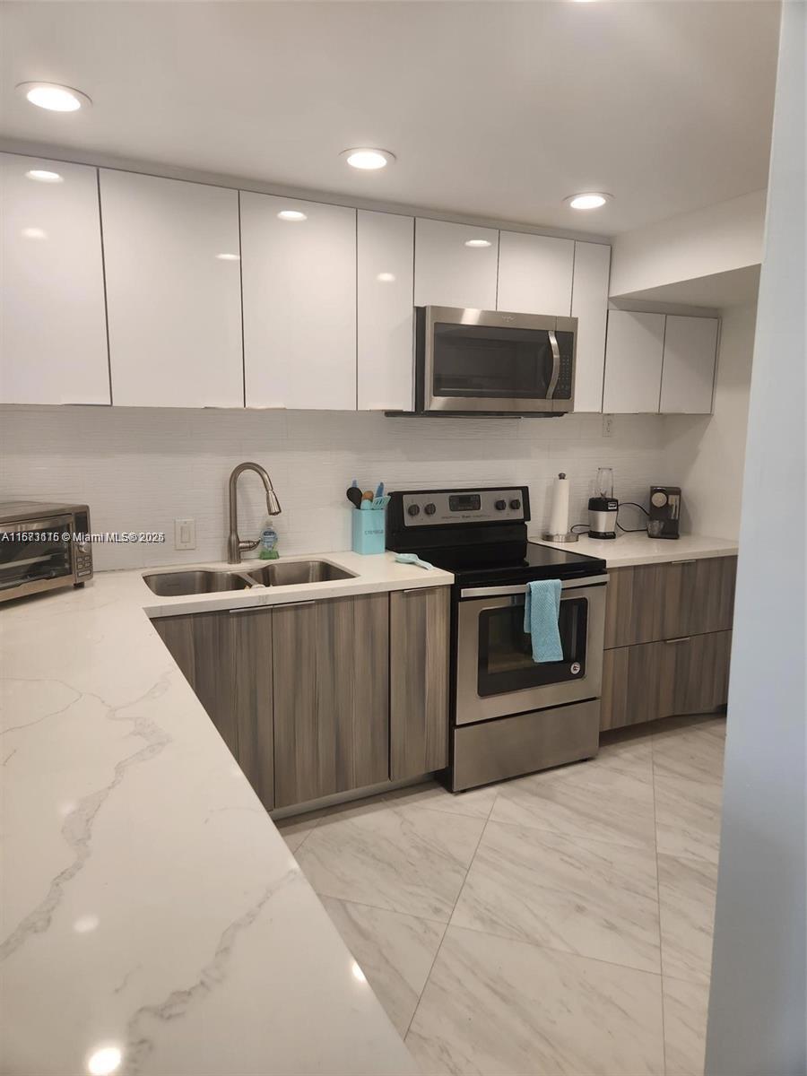 HILLCREST EAST NO 23 COND - Residential