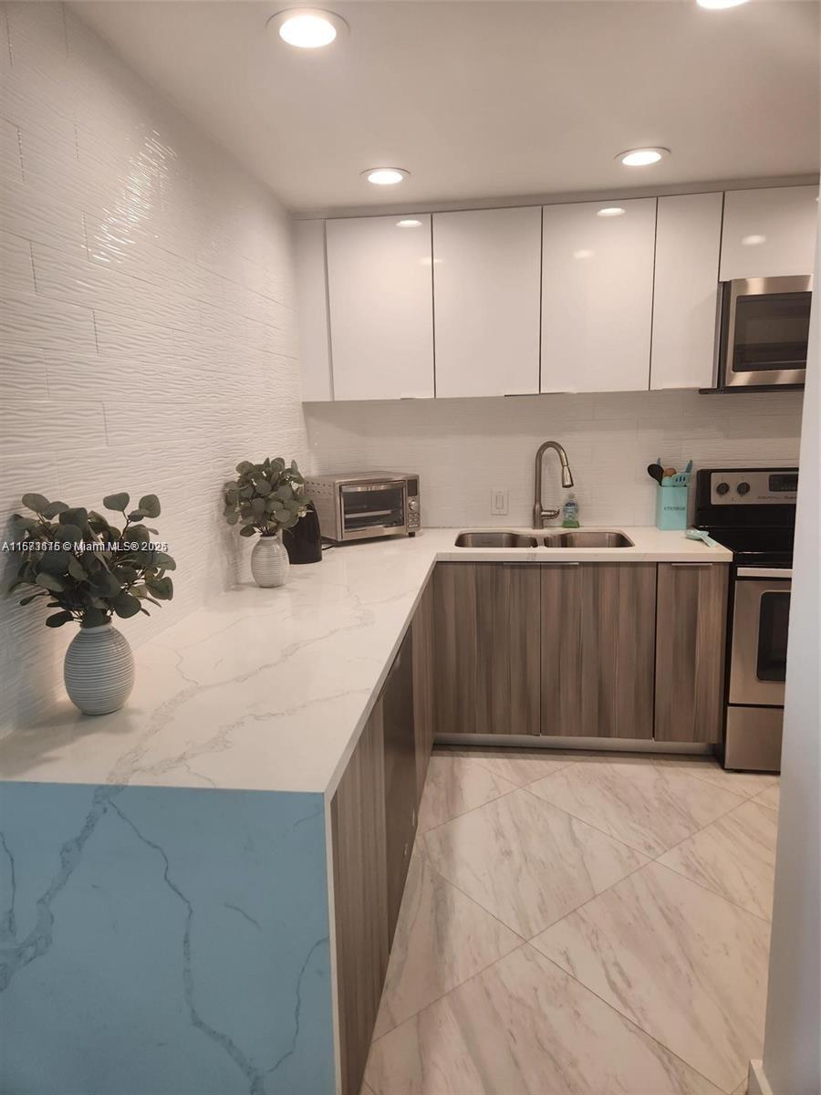 HILLCREST EAST NO 23 COND - Residential
