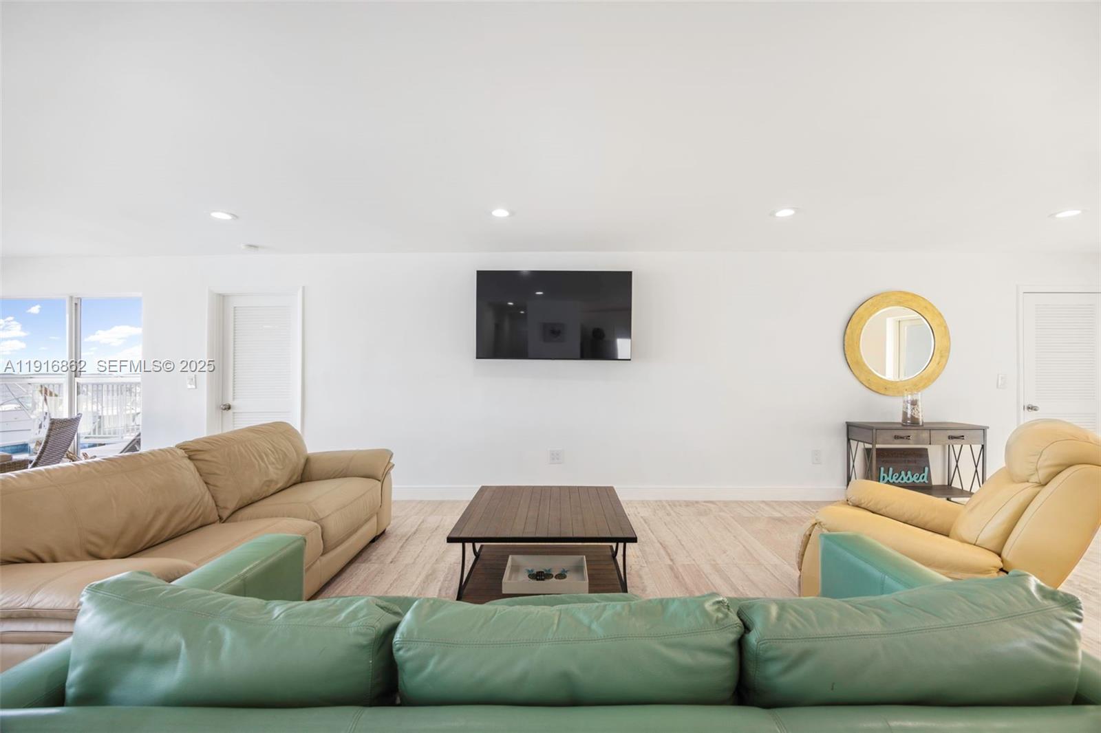 TROPICAL BAY - Residential