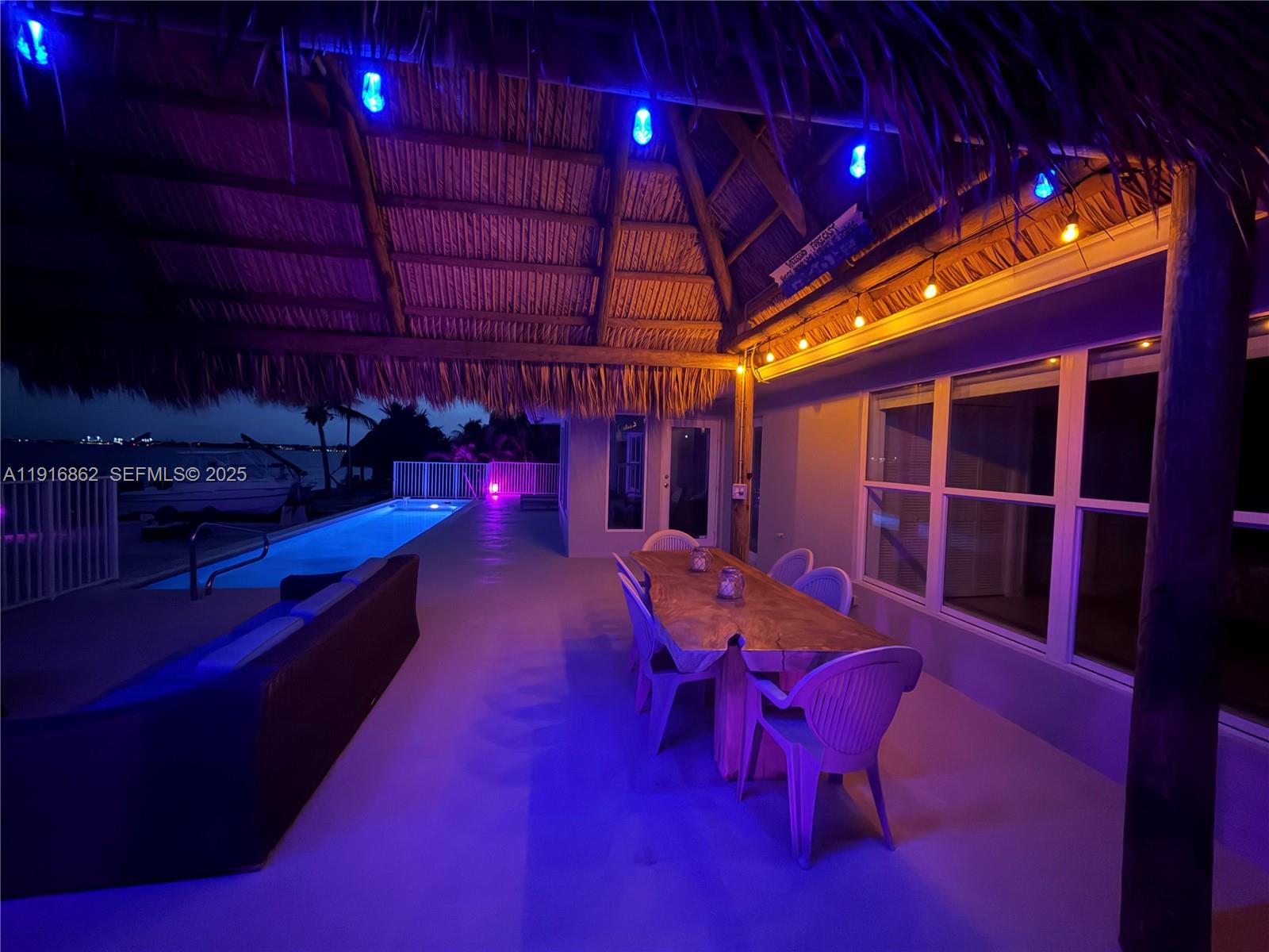 TROPICAL BAY - Residential