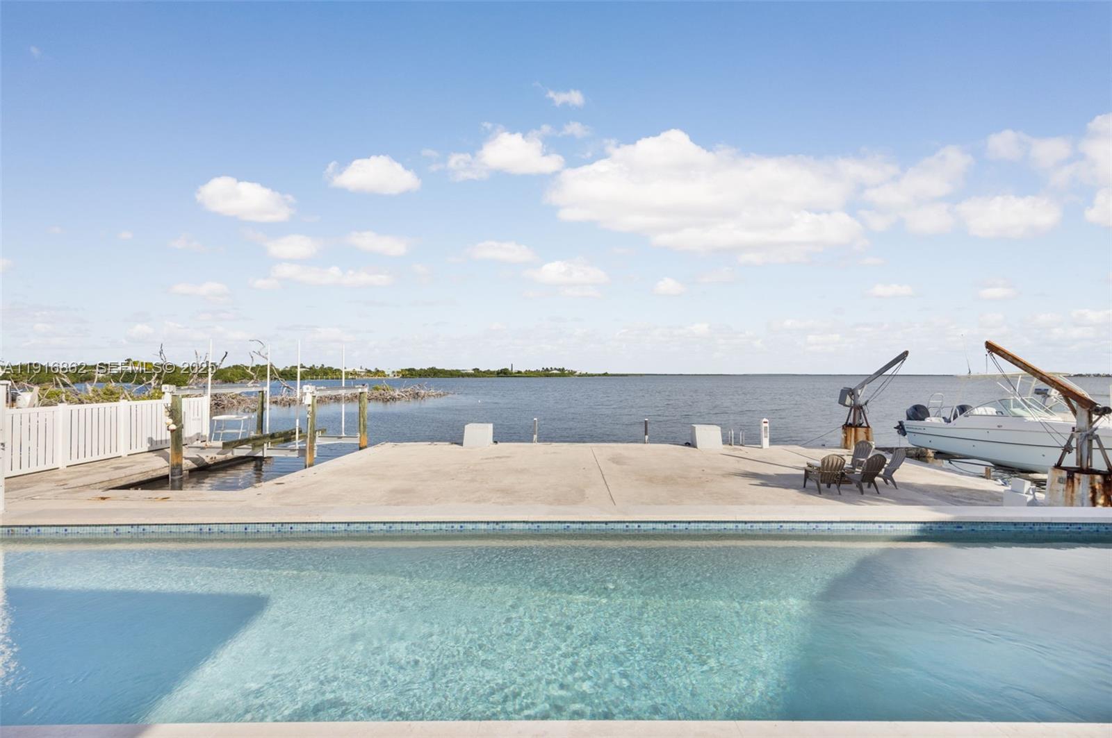 TROPICAL BAY - Residential