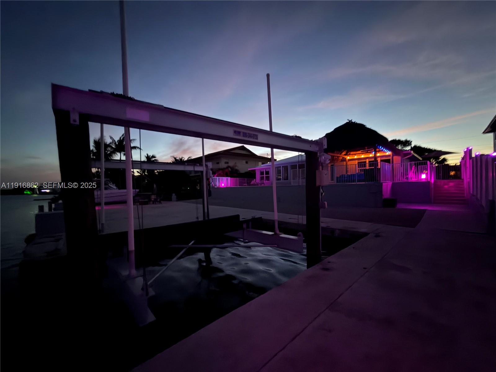 TROPICAL BAY - Residential