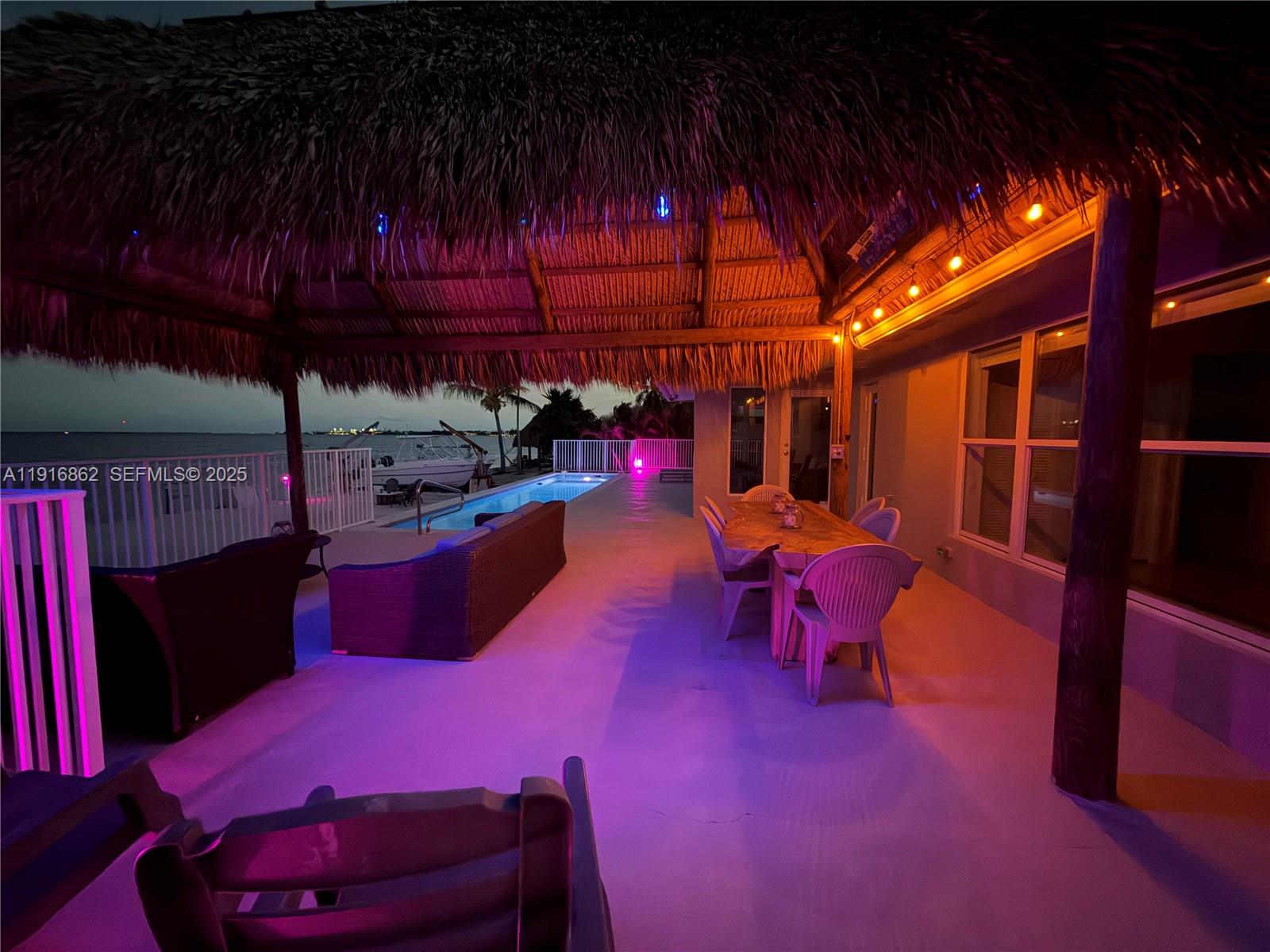 TROPICAL BAY - Residential