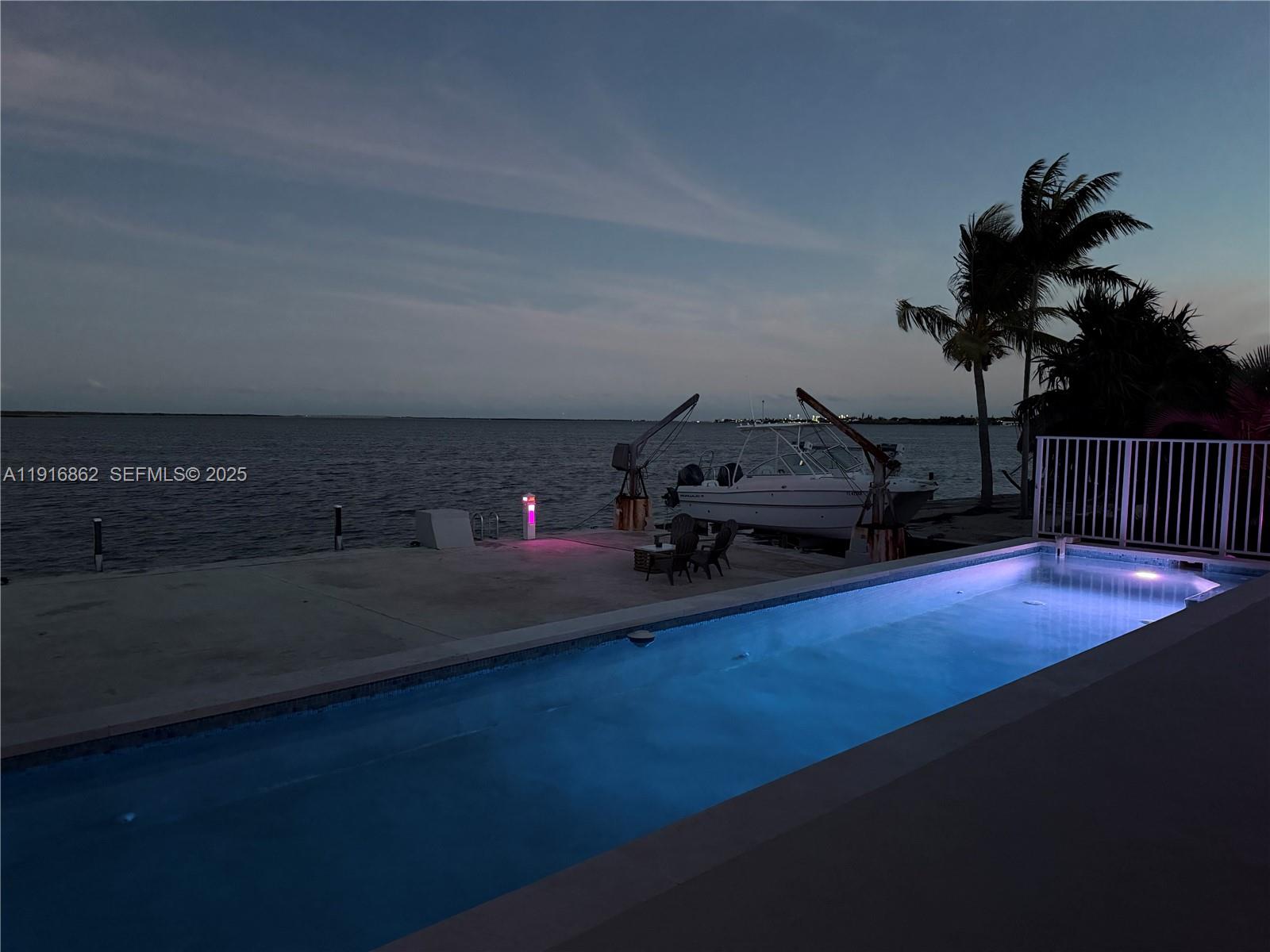 TROPICAL BAY - Residential