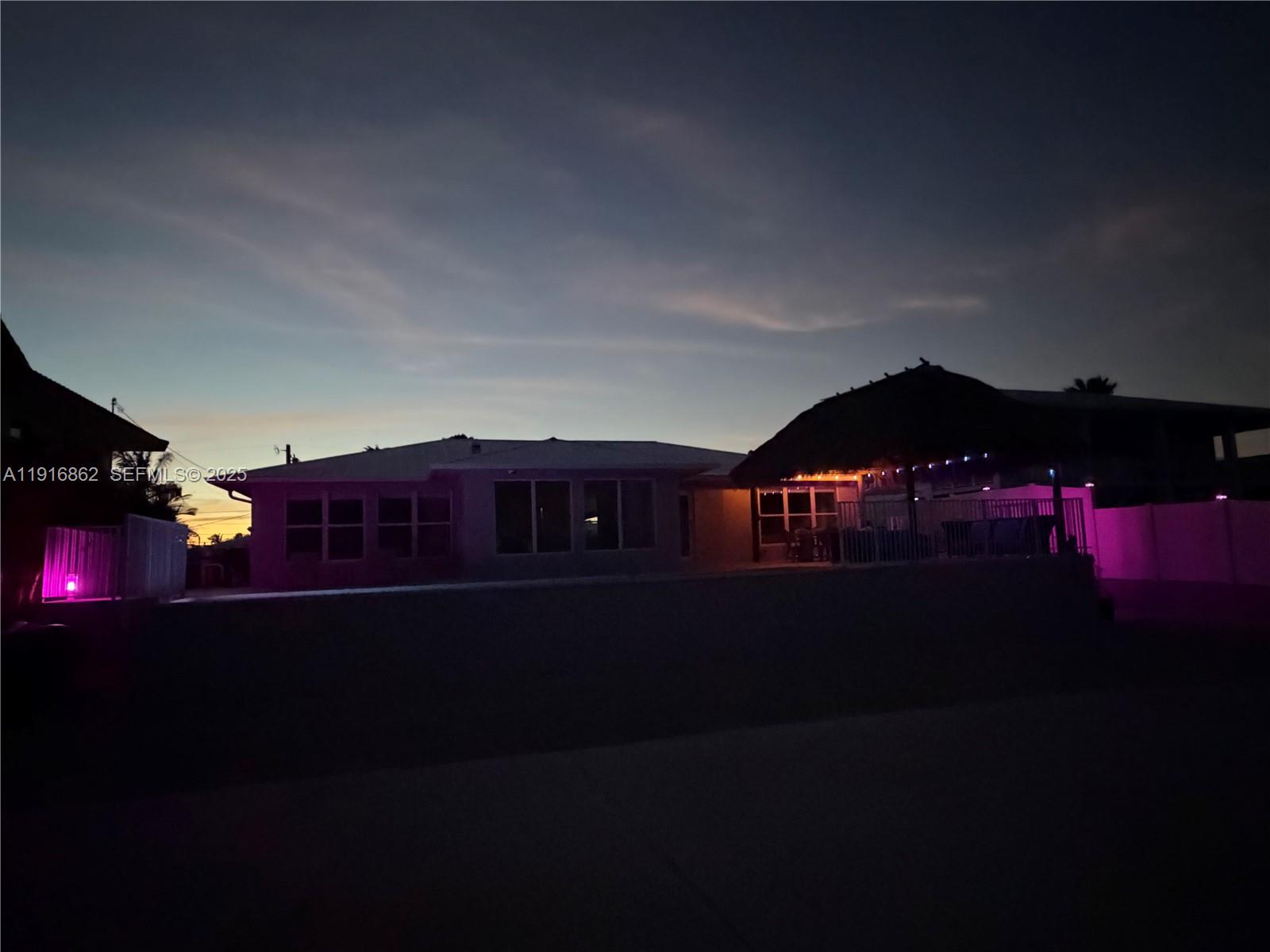 TROPICAL BAY - Residential