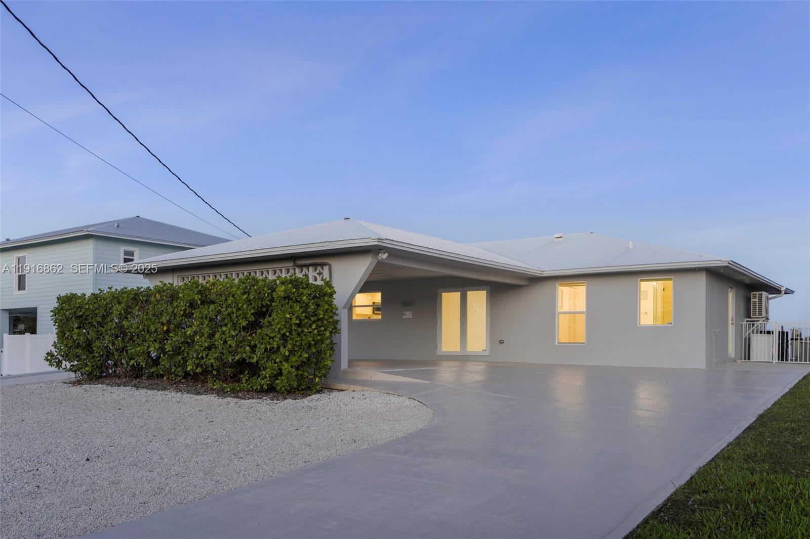 TROPICAL BAY - Residential