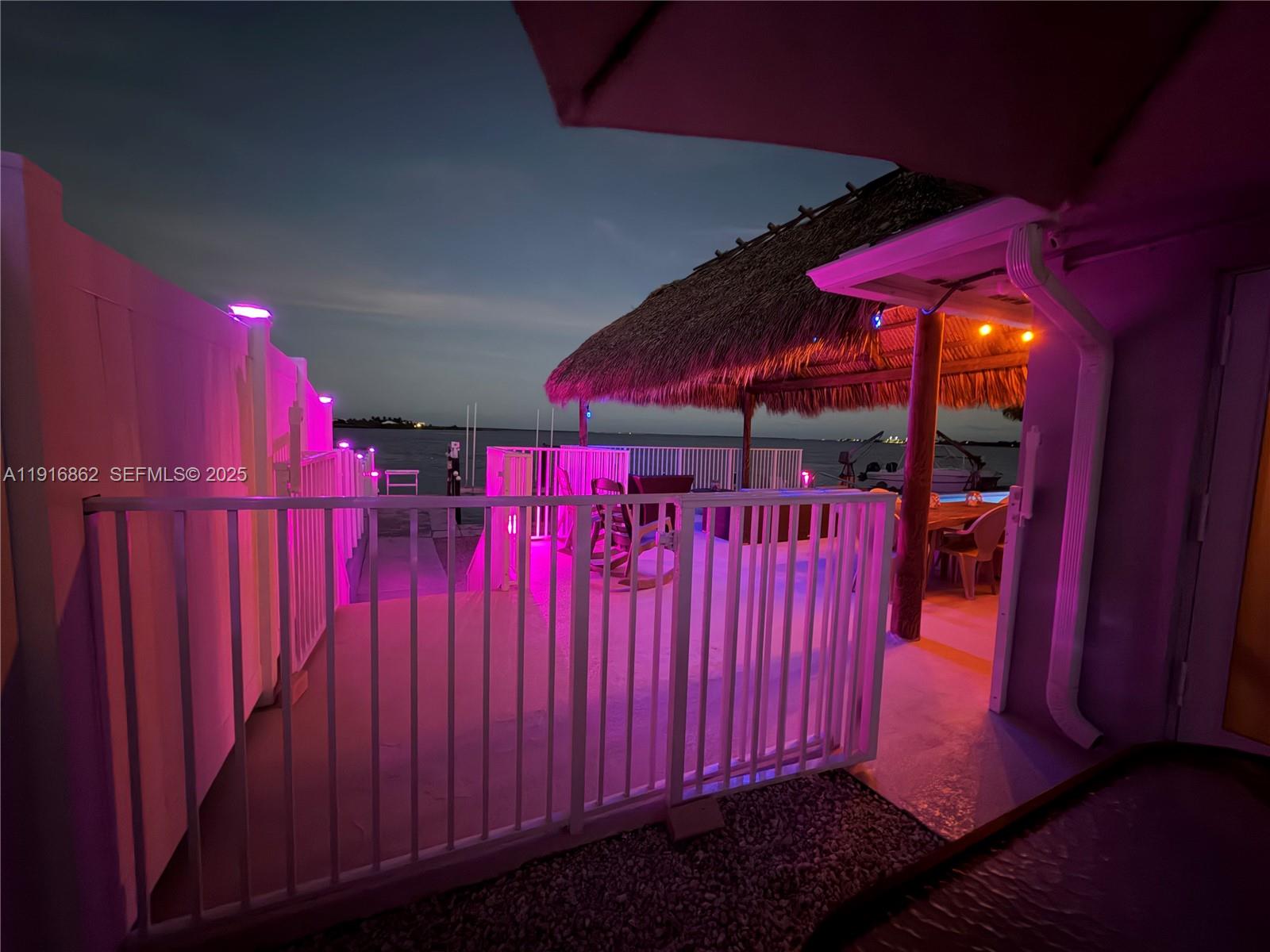 TROPICAL BAY - Residential