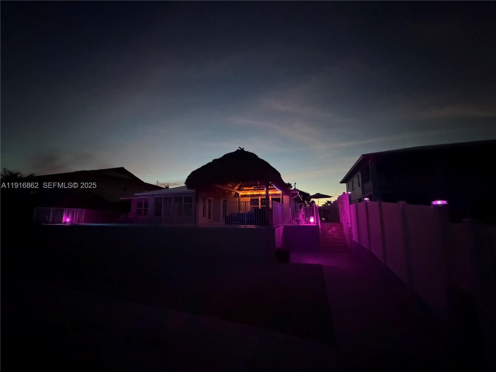 TROPICAL BAY - Residential