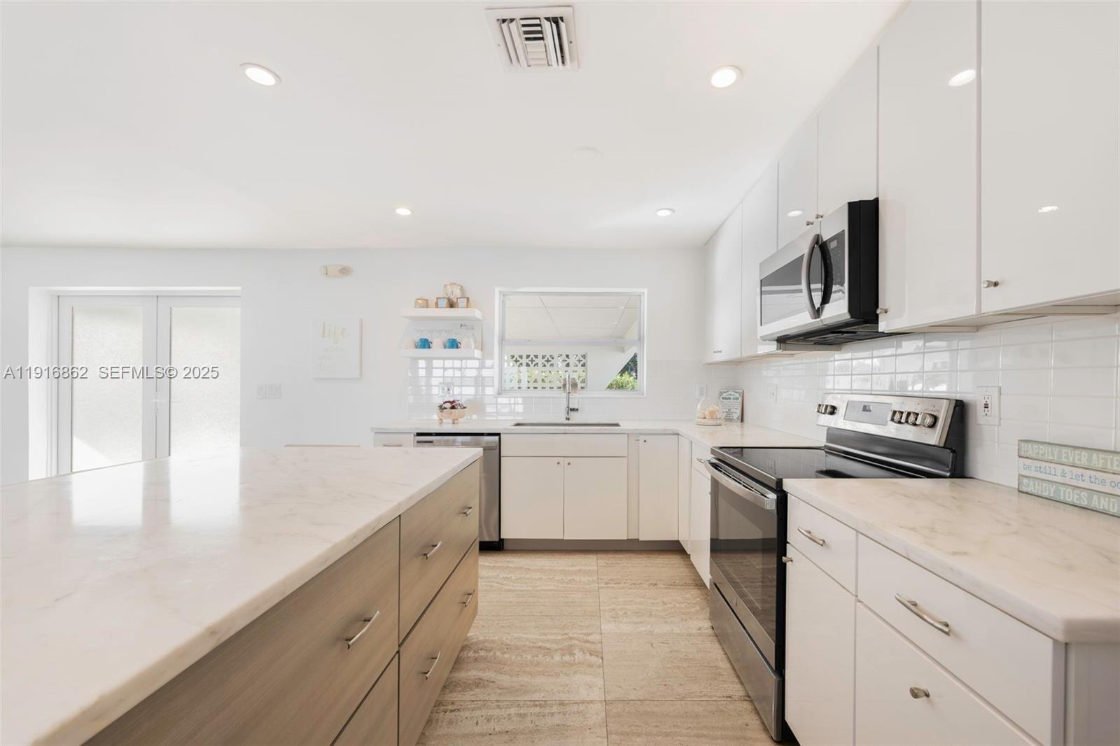 TROPICAL BAY - Residential