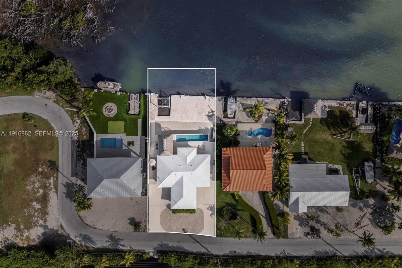 TROPICAL BAY - Residential