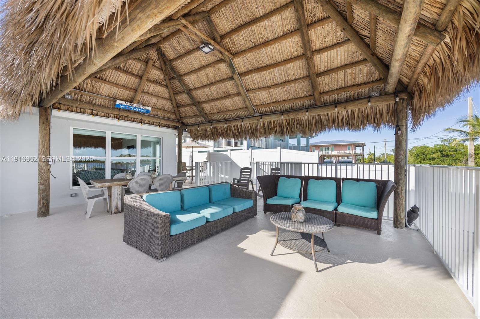 TROPICAL BAY - Residential