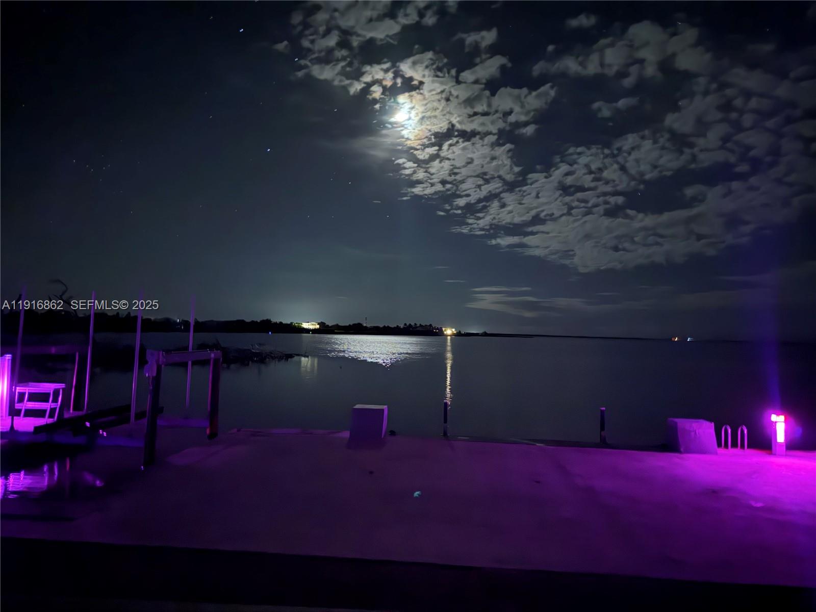 TROPICAL BAY - Residential