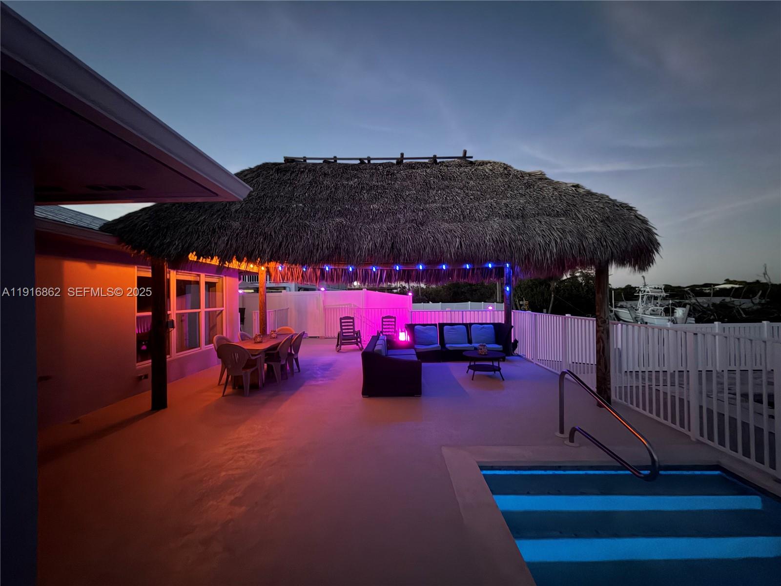 TROPICAL BAY - Residential