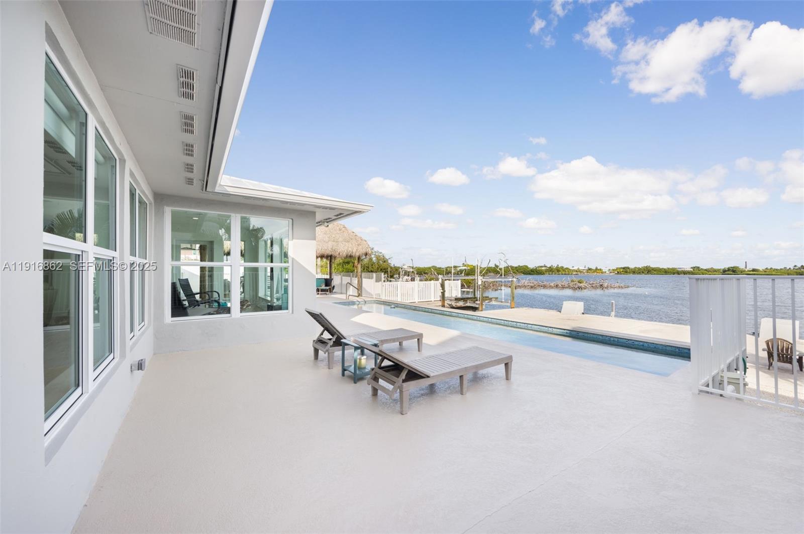 TROPICAL BAY - Residential