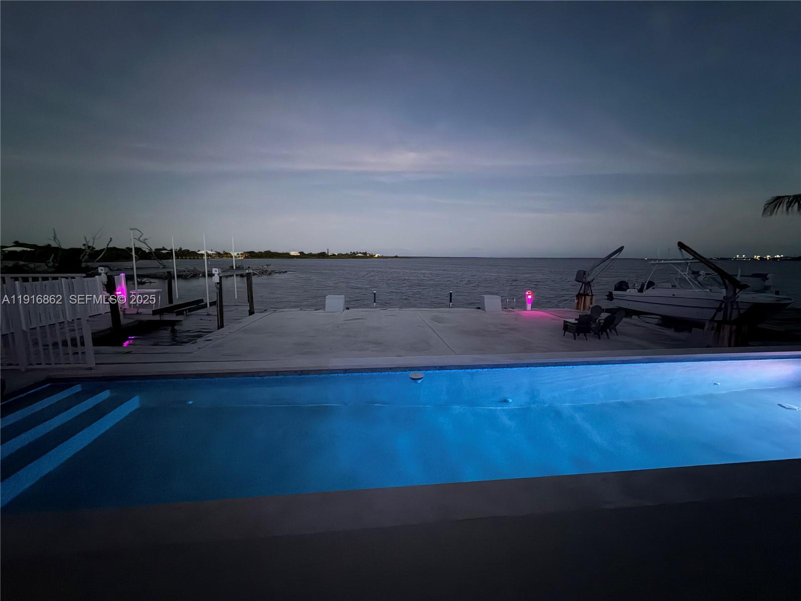 TROPICAL BAY - Residential