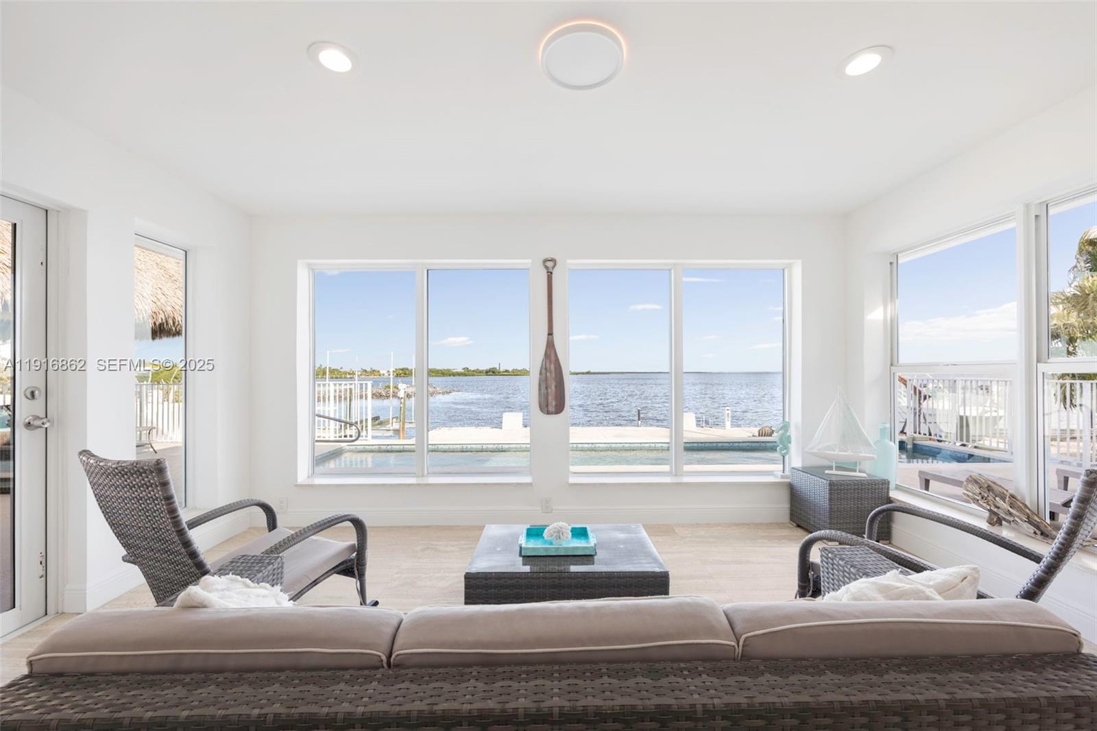 TROPICAL BAY - Residential