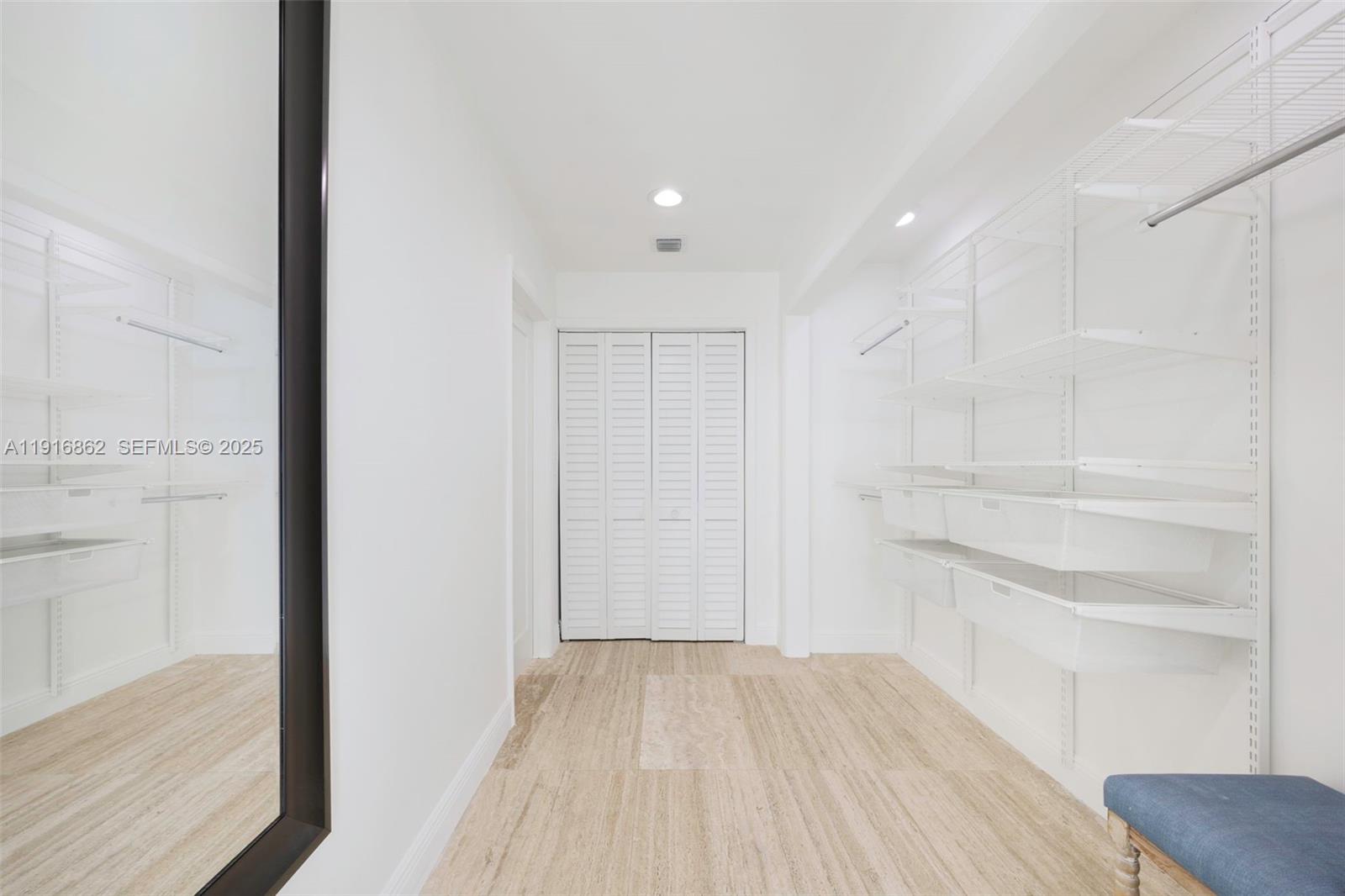 TROPICAL BAY - Residential